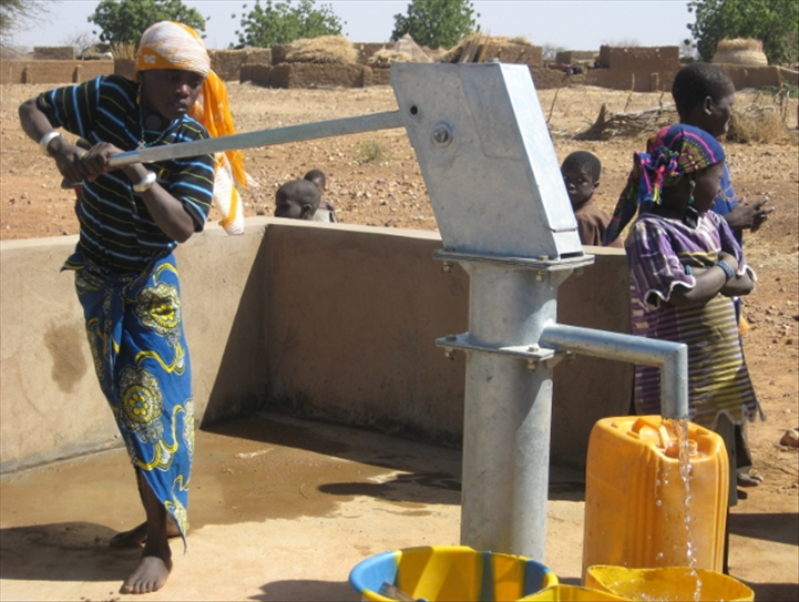 Construction de forages équipés de pompes à motricité humaine (PMH) à divers sites comme Boumazalé, Zoubara, Kissi, et Mbal.